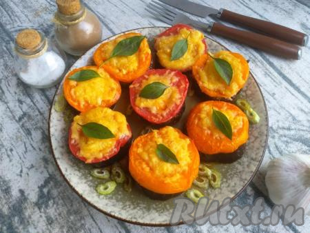 Закуску переложить на тарелку для подачи, украсить свежей зеленью. Баклажаны, запечённые с помидорами под сыром, имеют приятный овощной вкус со сливочным послевкусием и лёгким ароматом чеснока и базилика. Блюдо аппетитно смотрится и не останется незамеченным на вашем столе. Закуска вкусна и в горячем, и в холодном виде, попробуйте!
