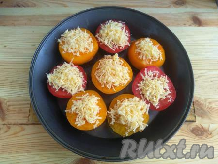 Помидоры посыпать подготовленной сырно-чесночной смесью. Запекать кружочки баклажана с помидорами под сыром при температуре 190 градусов до&nbsp;расплавления сыра (около 15&nbsp;минут).