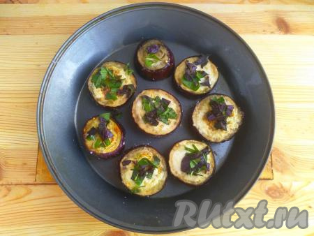 Сверху на овощи выложить мелко нарубленные листья базилика.