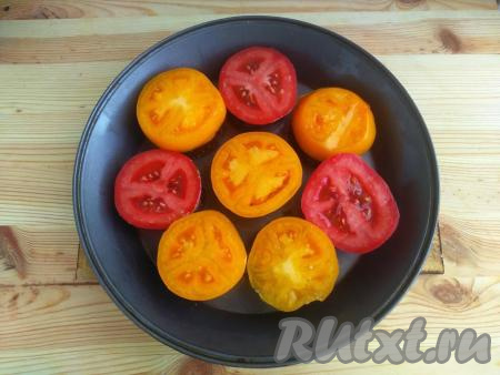 &nbsp;Поверх зелени разместить помидоры.