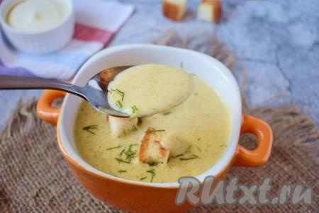 По желанию, в суп-пюре из белых грибов со сливками можно добавить немного свежей зелени.