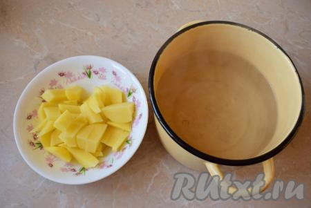 Белые грибы нужно очистить, промыть, крупные грибочки разрезать на части и выложить в кастрюлю с водой, варить минут 20-25 с момента закипания, затем воду необходимо слить. Грибной суп по этому рецепту можно готовить на бульоне (мясном или овощном) или на воде. Налейте воду (или бульон) в небольшую кастрюлю, поставьте на огонь и доведите до кипения. В это время очистите картофель и нарежьте его на кусочки.&nbsp;Затем выложите картофель в кипящую жидкость, снова дайте закипеть и оставьте вариться минут на 10 на небольшом огне.