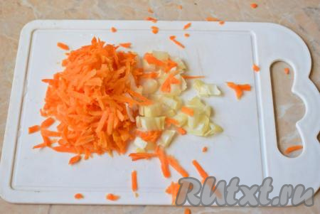 Лук и морковь очистите от кожуры и ополосните. Морковь натрите на тёрке (или мелко нарежьте). Лук тоже нужно нарезать некрупно. Размер измельчения овощей в данном случае значения не имеет, так как потом суп будет измельчаться блендером.