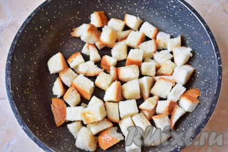 К такому супу-пюре отлично подойдут сухарики из батона. Просто подсушите нарезанные кубики батона, немного их подсолив, на сухой сковороде на среднем огне до золотистой корочки со всех сторон.