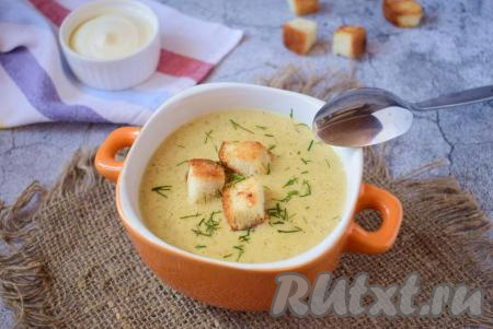 Готовый суп-пюре из белых грибов, сваренный с добавлением сливок, разлейте в подготовленные тарелки и подавайте в горячем виде.