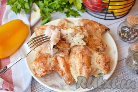 Благодаря тому, что куриные крылья мариновались в сметане, они получились нежными, с золотистой корочкой. Это очень вкусно!