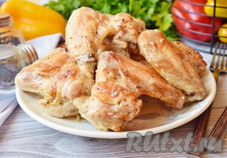 Готовые куриные крылышки, запечённые в маринаде из сметаны, достаньте из духовки,&nbsp;переложите на тарелку и подавайте к столу.