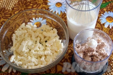 Сметану взбейте до пышности, творог разотрите, зефир измельчите, как показано на фото.