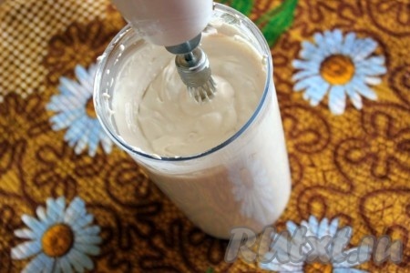 Соедините сметану, творог и зефир, разотрите их или пробейте погружным ножом блендера в однородную массу, а затем взбейте венчиком миксера. Десерт охладите (в холодильнике около трёх часов, взбивая массу каждый час на низких оборотах).