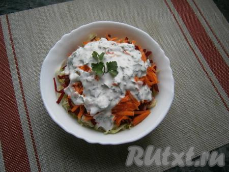 Салат из свежих морковки, кабачка и свеклы полить сверху подготовленной заправкой.