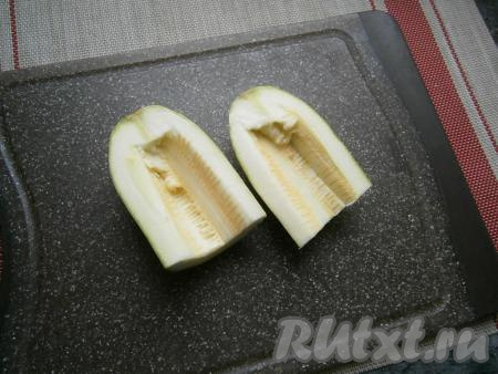 Кабачок очистить от кожуры, затем удалить из него серединку с семенами.