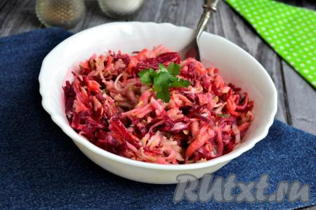 А уже при подаче салат&nbsp;из свеклы, кабачков и моркови перемешать.