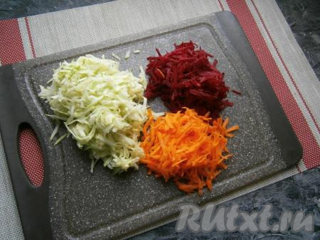 Сырые свеклу и морковь очистить, вымыть. На крупной тёрке поочерёдно натереть кабачок, морковь и свеклу. Смешивать натёртые овощи не нужно, так как салат будет выкладываться слоями.