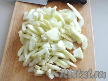Очистите кабачки от кожуры (если семечки крупные, их тоже нужно удалить) и нарежьте кусочками толщиной 0,3 см.