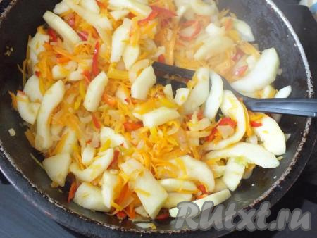 Добавьте кабачки к обжаренным овощам, перемешайте. Продолжайте обжаривать на огне чуть ниже среднего в течение 5 минут, иногда помешивая.