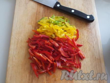 Болгарский перец очистите от семян и плодоножек, а затем нарежьте тонкой соломкой.