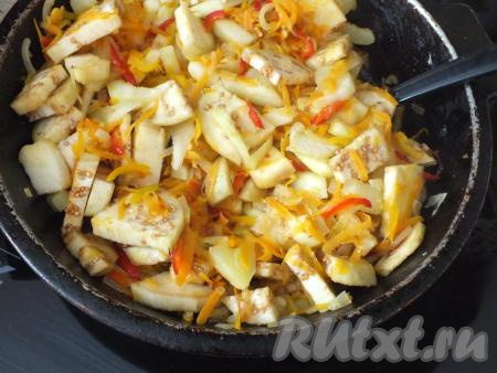 Добавьте баклажаны в сковороду с овощами. Обжаривайте на огне чуть ниже среднего в течение 7 минут. Не забывайте перемешивать, чтобы избежать пригорания.