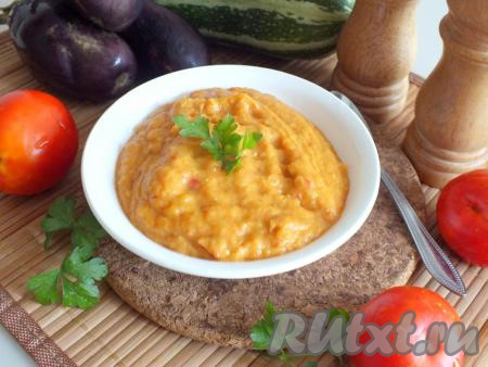 Икра из баклажанов и кабачков, приготовленная на сковороде, получилась нежной, пряной, в меру острой. Такую закуску хорошо подавать с ржаным хлебом или в качестве дополнения к другим блюдам. Хранить кабачково-баклажанную икру нужно в холодильнике не более 2 суток, так как консервирующих веществ она не содержит. Обязательно порадуйте своих близких яркой, аппетитной и вкусной овощной закуской!