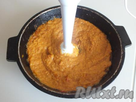 По истечение времени снимите сковороду с огня. Горячую икру из баклажанов и кабачков пробейте погружным блендером в однородную массу.