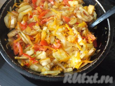 Добавьте помидоры к овощам в сковороде, перемешайте и готовьте на огне чуть ниже среднего в течение 6 минут.