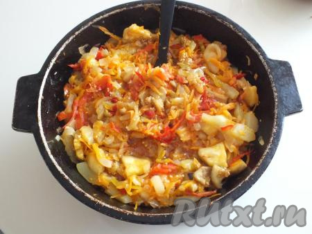 Снимите с огня. Добавьте оставшиеся 50 мл растительного масла, хорошо перемешайте, верните на огонь. Накройте крышкой и тушите в течение 15 минут на среднем огне, периодически помешивая.&nbsp;