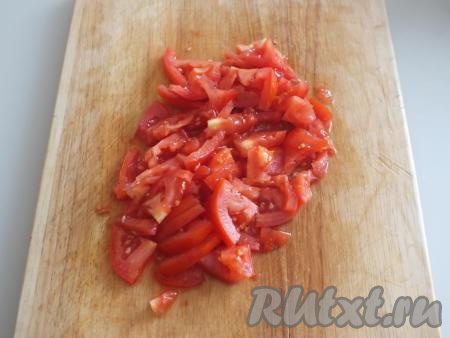 Помидоры нарежьте четвертинками.