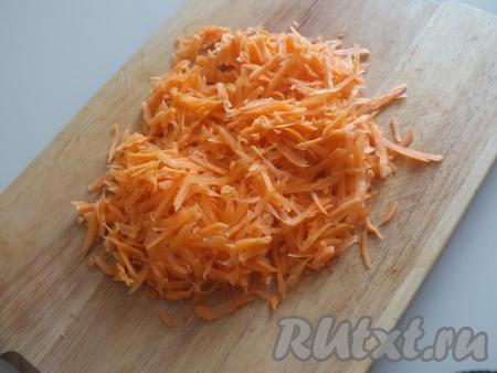 Приготовление икры из баклажанов и кабачков начните с подготовки овощей. Морковь нужно очистить, а затем натереть на крупной тёрке.