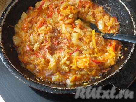 Через 15 минут добавьте соль, сахар, перец чёрный молотый, перемешайте, закройте крышкой и тушите ещё 15-20 минут. К окончанию тушения овощи должны быть максимально мягкими.