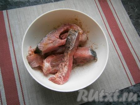 Карпа очистить от чешуи, удалить внутренности, промыть, а затем нарезать на порционные кусочки. Рыбку посолить, посыпать чёрным молотым перцем и приправой для рыбы.