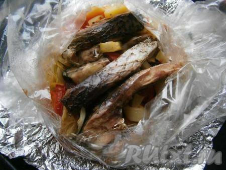 Запекать кусочки карпа с овощами в разогретой духовке при температуре 180 градусов около 40&nbsp;минут. Затем пакет сверху аккуратно разрезать и дать рыбке немного зарумяниться, а овощам подпечься ещё 15-20 минут при той же температуре.