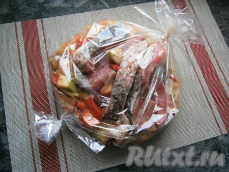 Все овощи выложить в рукав для запекания, сверху разместить кусочки карпа. Концы рукава крепко зафиксировать с двух сторон, а вверху пакета сделать несколько проколов зубочисткой.