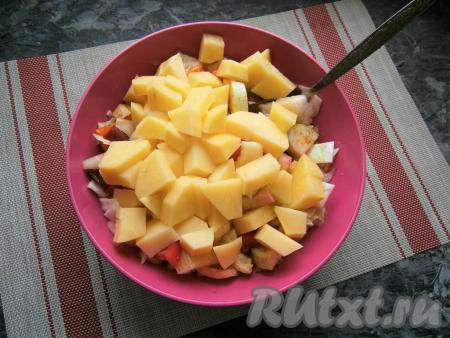 Я ещё к овощам добавила картофель, нарезанный крупными кубиками.