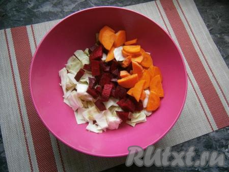 Свеклу, луковицу, морковь, картошку очистить. Удалить плодоножку с семенами из болгарского перца. Если у кабачка кожура жёсткая, её нужно срезать, крупные семечки тоже нужно удалить. Белокочанную капусту нарезать в большую миску "шашечками", добавить свеклу,&nbsp;нарезанную средними кубиками, и морковь, нарезанную на произвольные кусочки.
