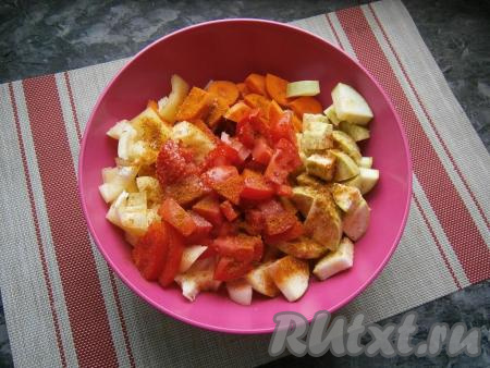 Добавить нарезанные средними кусочками помидоры, посолить, посыпать приправой для овощей, влить растительное масло.