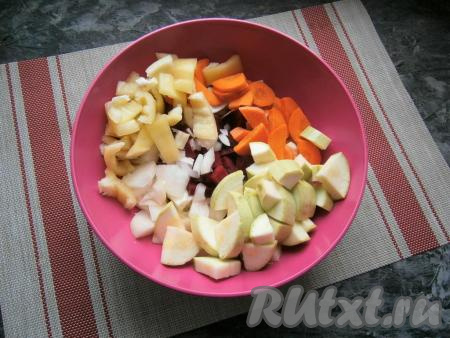 Сюда же добавить нарезанные средними кусочками лук, кабачки и болгарский сладкий перец.