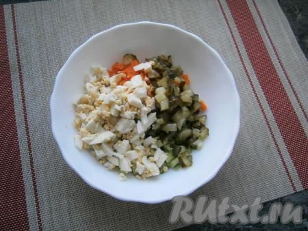 Добавить нарезанное кусочками варёное яйцо и нарезанный маленькими кубиками маринованный огурчик.
