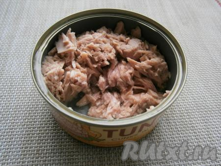 Морковь вымыть и, не очищая от кожуры, выложить в воду и отварить в течение 20-25 минут с начала кипения воды. Яйцо тоже отварить (на это понадобится минут 10 с начала кипения воды). Отваренные яйцо и морковку остудить и очистить. Открыть баночку с консервированным тунцом, масло слить. Для салата понадобится половина баночки.