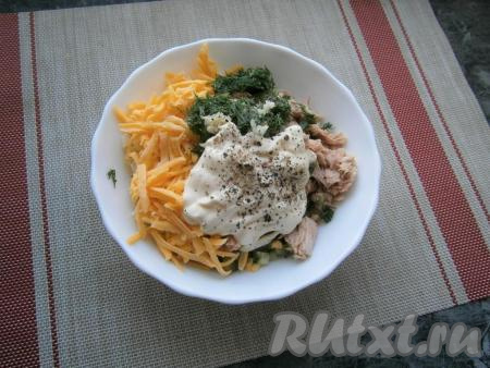 Салат с консервированным тунцом, сыром, морковью, огурцами и яйцом посолить и поперчить по вкусу, добавить майонез (или сметану).