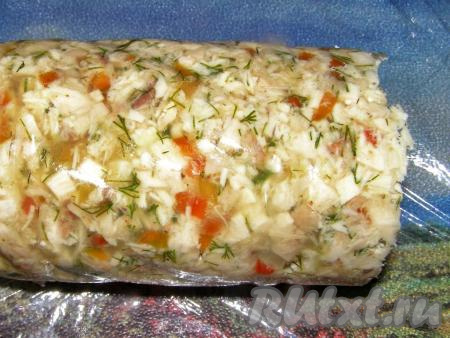 Когда куриное филе застынет, аккуратно разрезаем бутылку, достаём колбасу.&nbsp; 