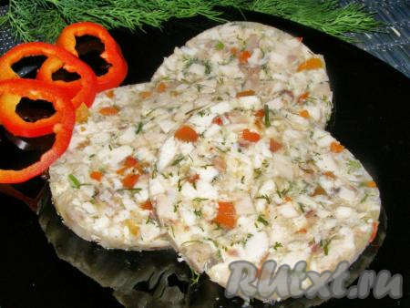 Ароматная, сочная и очень вкусная куриная колбаса с желатином готова. Её можно сразу нарезать и подать к столу. Хранить её можно,&nbsp;завернув в пищевую плёнку, в течение нескольких дней в холодильнике. Приготовьте такую колбаску, придав ей форму с помощью бутылки, и насладитесь её великолепным вкусом!