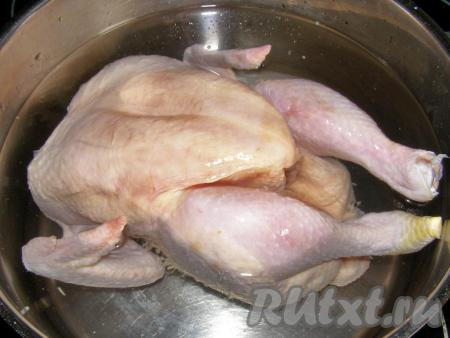 Курицу моем, выкладываем в кастрюлю и заливаем холодной водой, добавляем соль (я добавила 3 чайные ложки) и ставим кастрюлю на сильный огонь. Доводим до кипения и убавляем огонь до среднего. Варим до готовности (минут 50), периодически снимаем с бульона пену. В сотейник отливаем 200 мл бульона, процеживаем и оставляем остывать. Бульон, оставшийся в кастрюле, можно в дальнейшем использовать для приготовления супа.