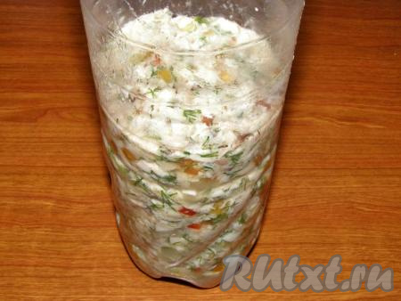 Перекладываем в бутылку куриную смесь, слегка прижимаем ложкой, чтобы не было пустых мест. Верх бутылки прикрываем пищевой плёнкой и убираем в холодильник минимум на 7 часов.