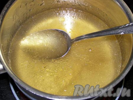 Сотейник с разбухшим желатином ставим на средний огонь и нагреваем, постоянно перемешивая, пока желатин не растворится. Доводить до кипения нельзя!