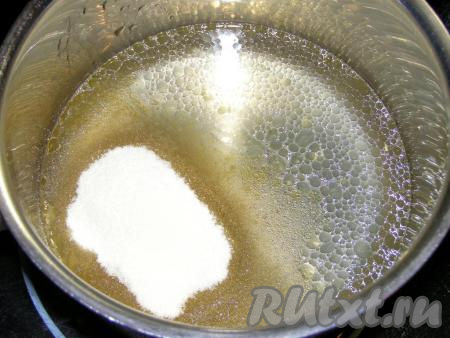 В остывшие 200 мл бульона добавляем желатин, размешиваем и оставляем набухать минут на 20 (можно дать и чуть больше времени для набухания).