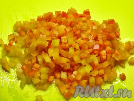 Болгарский перец моем, очищаем от семян и нарезаем маленькими кубиками.