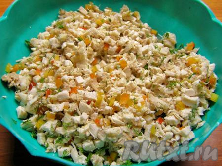 Вливаем горячий желатиновый раствор в смесь куриного мяса с перцем и укропом, перемешиваем.