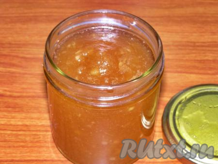 Сразу раскладываем горячий яблочный конфитюр по простерилизованным банкам и закручиваем крышечками, которые заранее нужно прокипятить. Ставим банки вверх дном и оставляем так минут на 20. До полного остывания в перевёрнутом виде банки оставлять не надо, иначе весь конфитюр окажется наверху и на крышке.