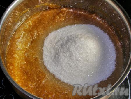 Перекладываем яблочное пюре в кастрюлю с толстым дном, всыпаем половину (в данном случае 0,5 килограмма) сахара, перемешиваем и оставляем минут на 15-20, чтобы начал выделяться сок. По прошествии времени всыпаем оставшиеся 0,5 килограмма сахара, перемешиваем и ставим на средний огонь, накрыв кастрюлю крышкой.