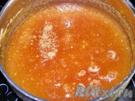 Добавляем в конфитюр молотую корицу и перемешиваем. Ещё раз доводить до кипения не надо.