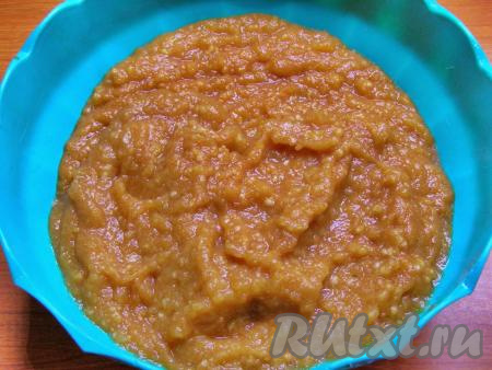 Прокручиваем яблочные дольки через мясорубку, чтобы получилось однородное пюре.